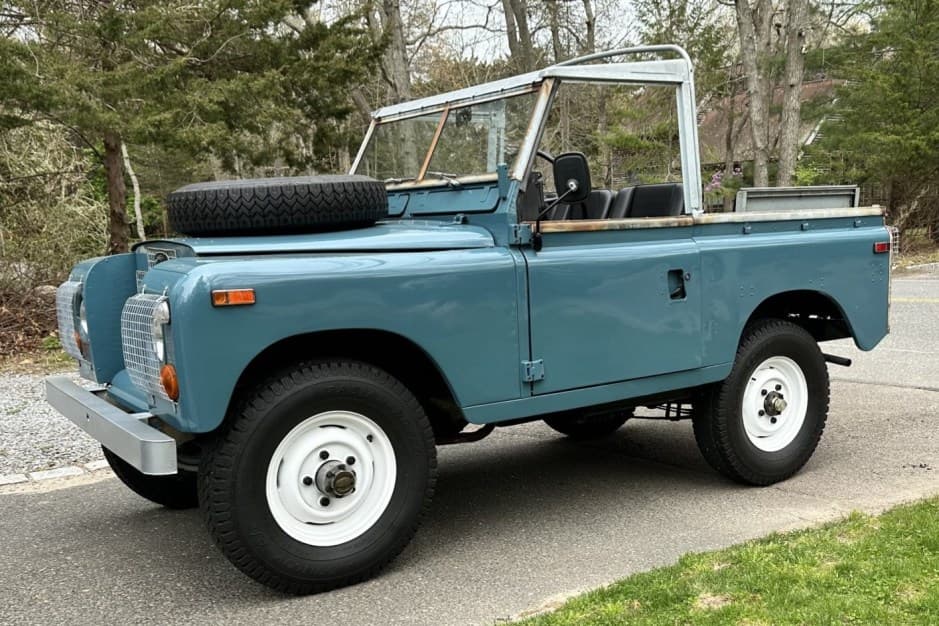 1972 Land Rover Series 88 sold for $39,000