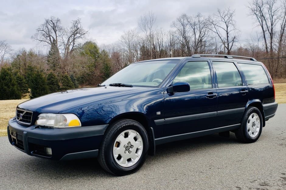 2000 Volvo V70 sold for $9,400
