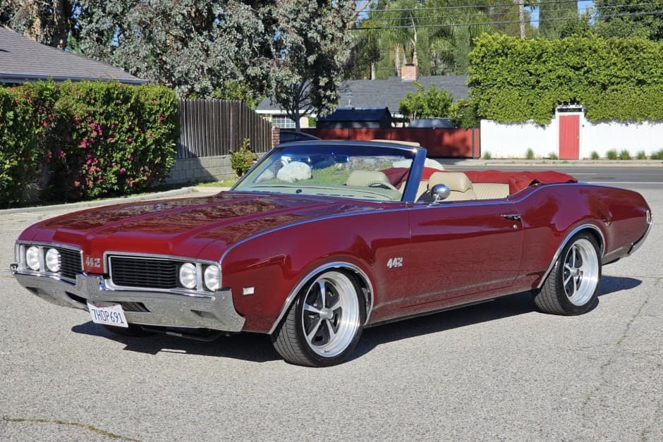 1969 Oldsmobile Cutlass sold for $33,250