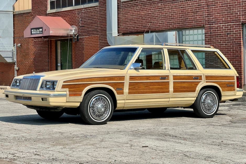 1985 Chrysler Town & Country sold for $9,100