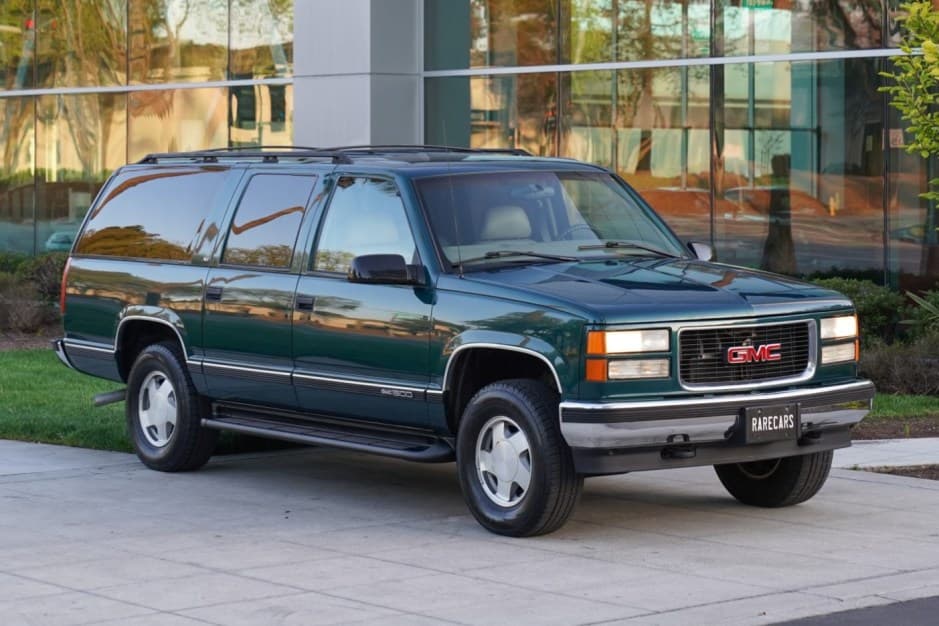 1998 GMC Suburban (GMT400 1992-1999) sold for $17,500