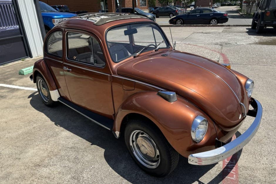 1971 Volkswagen Super Beetle sold for $5,700