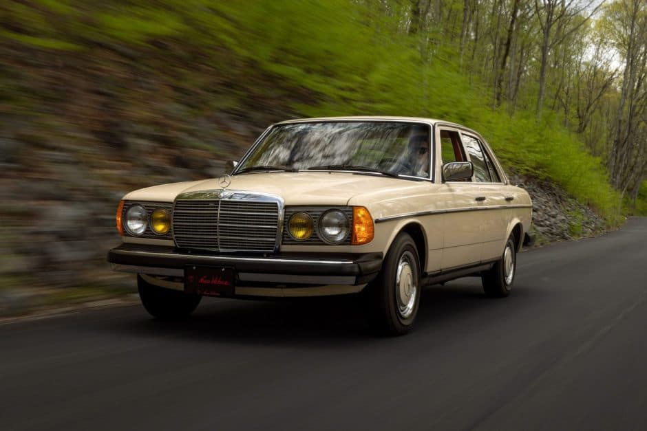 1982 Mercedes-Benz W123 sold for $38,750