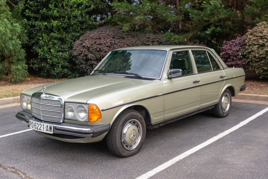 1981 Mercedes-Benz W123 sold for $28,500