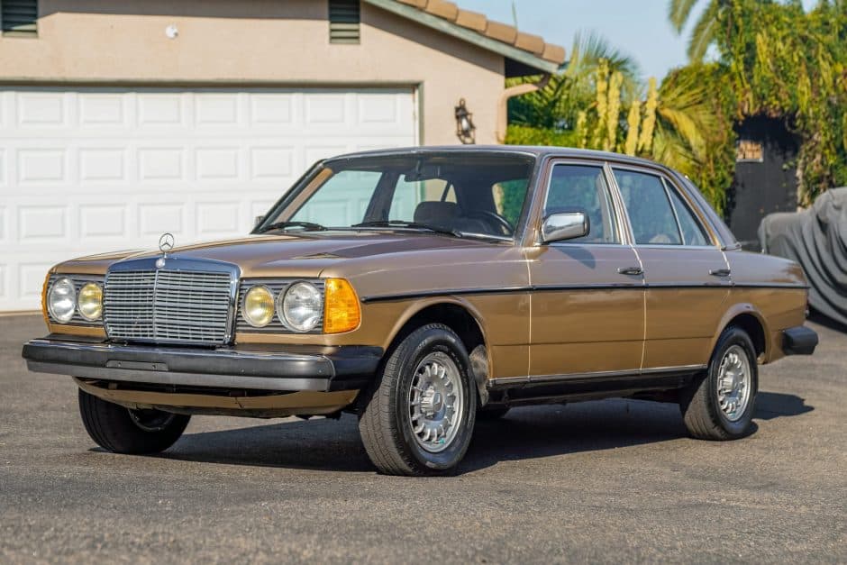 1983 Mercedes-Benz W123 sold for $10,250