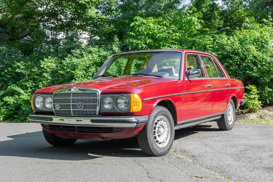 1985 Mercedes-Benz W123 sold for $6,200
