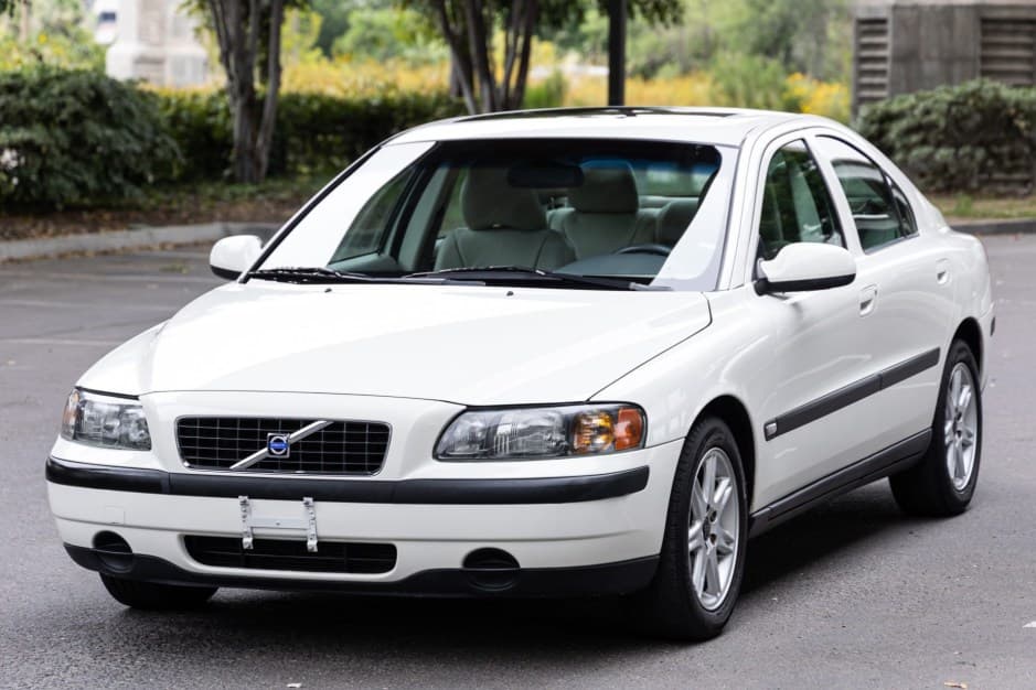 2001 Volvo  sold for $7,200