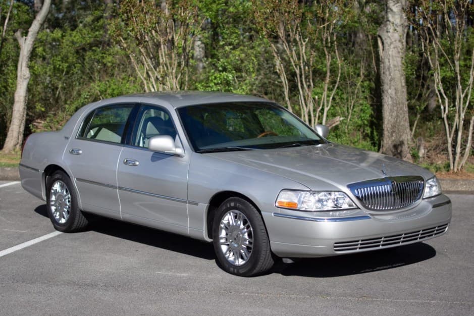 2008 Lincoln Town Car sold for $20,500