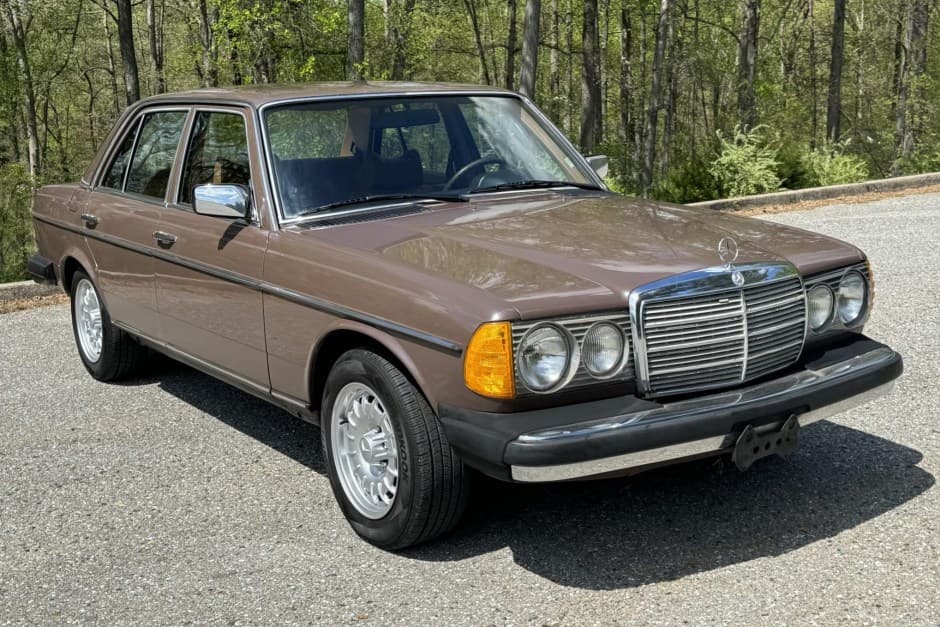 1978 Mercedes-Benz W123 sold for $10,000