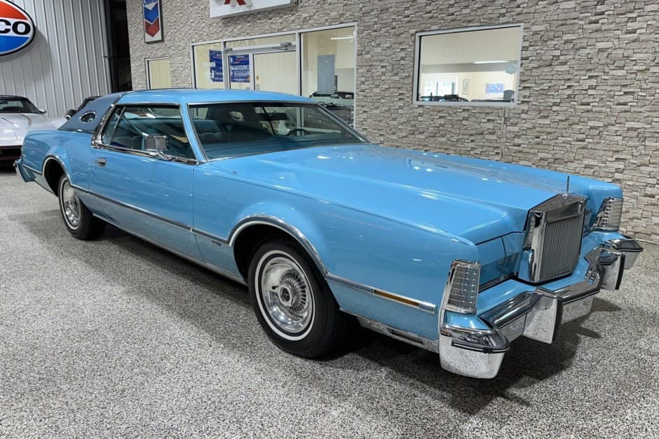 1975 Lincoln Continental Mark IV (1972-1976) sold for $18,500
