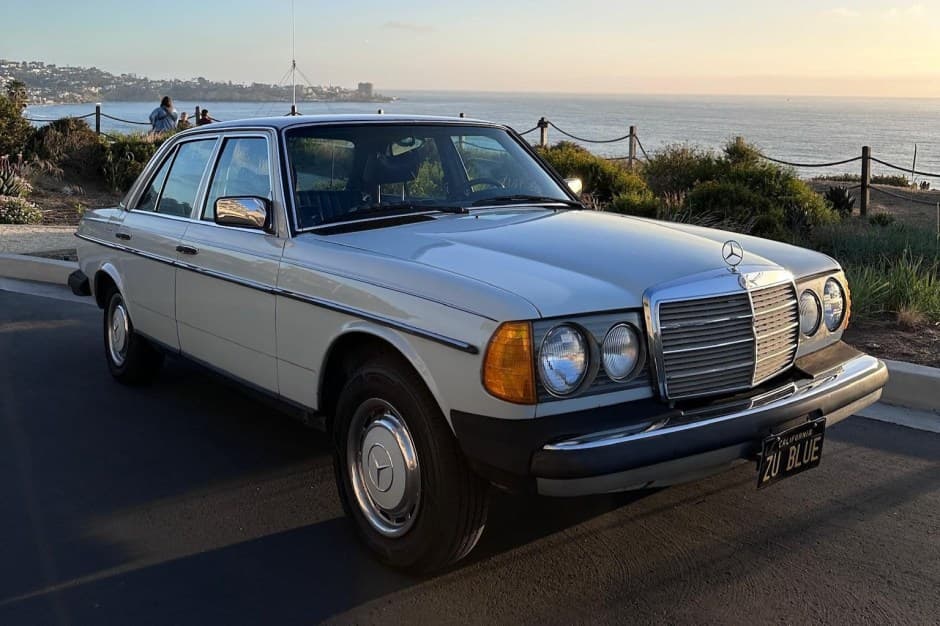 1977 Mercedes-Benz W123 sold for $6,300