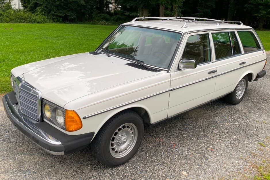 1985 Mercedes-Benz W123 sold for $24,750