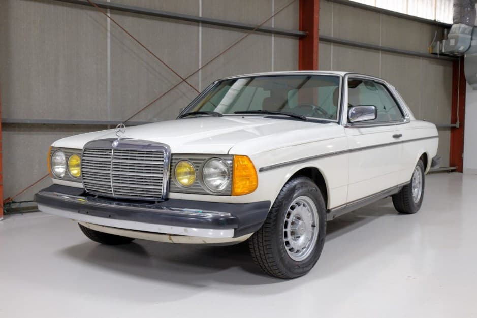 1985 Mercedes-Benz W123 sold for $12,000