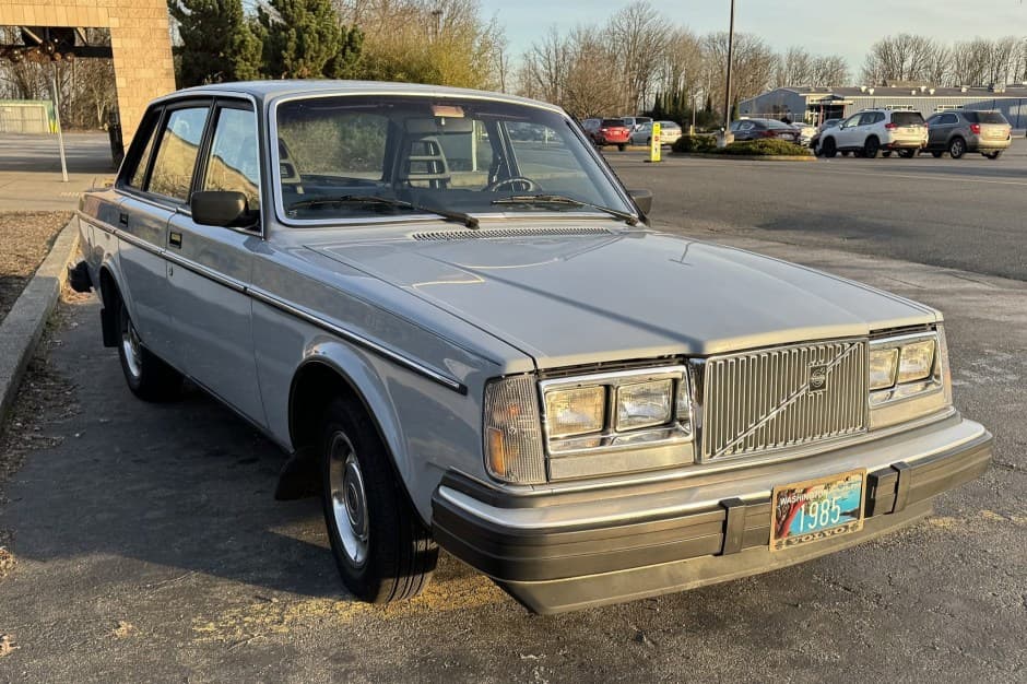 1985 Volvo 240 sold for $6,100