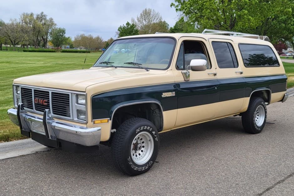 1988 GMC Suburban (1973-1991) sold for $15,750