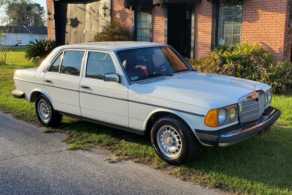 1982 Mercedes-Benz W123 sold for $9,000