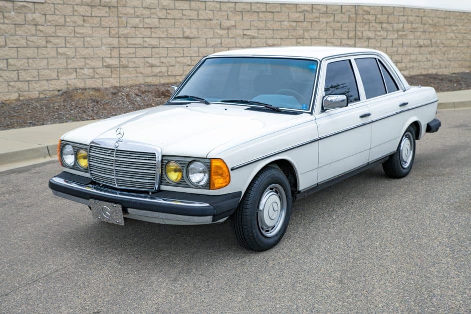 1981 Mercedes-Benz W123 sold for $11,350