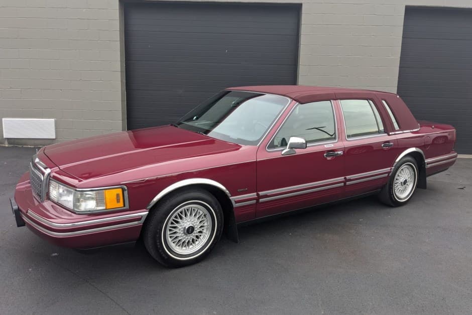 1993 Lincoln Town Car sold for $17,000
