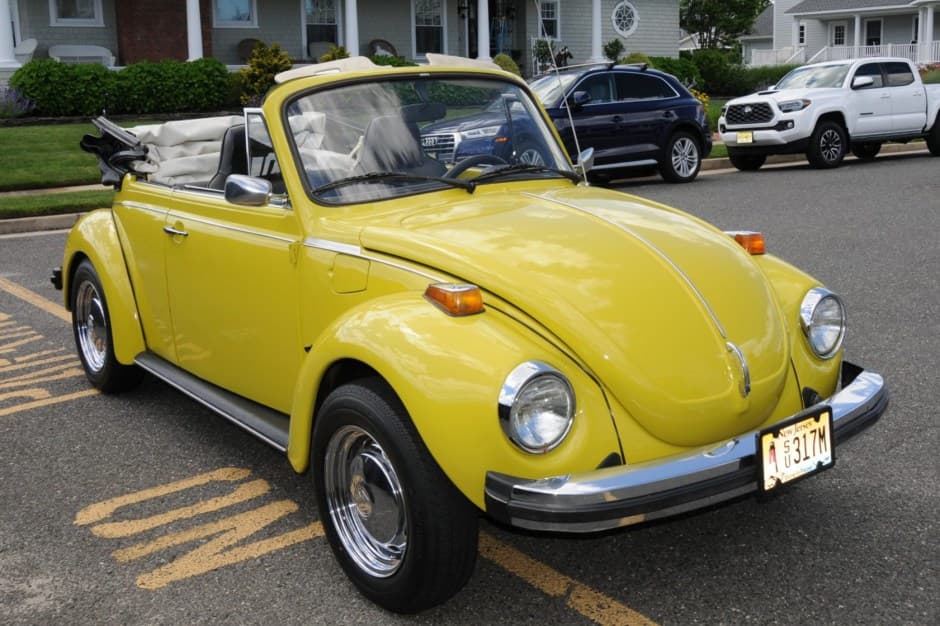 1975 Volkswagen Super Beetle sold for $12,000
