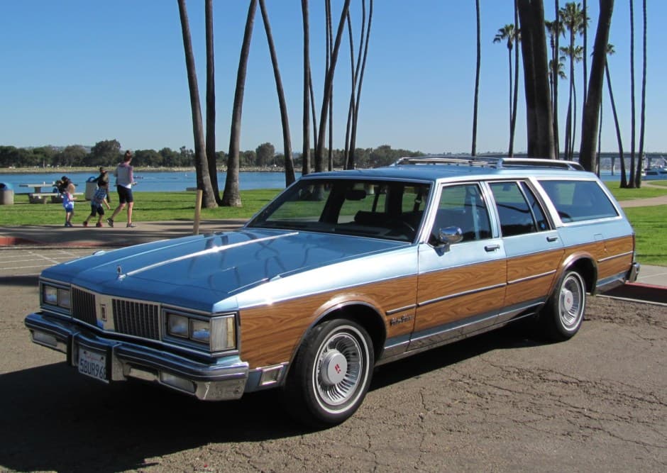 1990 Oldsmobile Custom Cruiser sold for $7,600