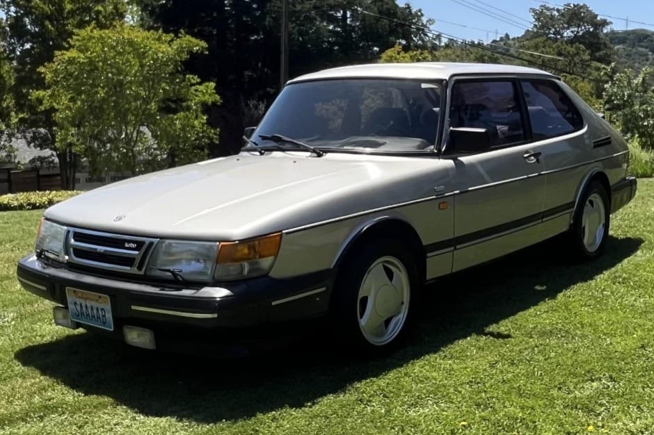 1992 Saab 900 sold for $10,100
