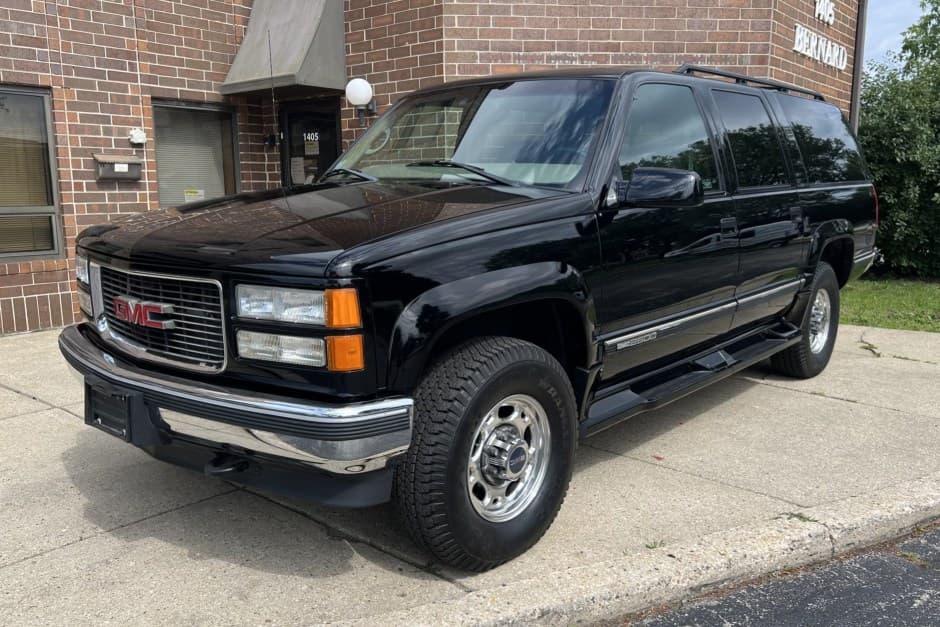 1998 GMC Suburban (GMT400 1992-1999) sold for $19,000