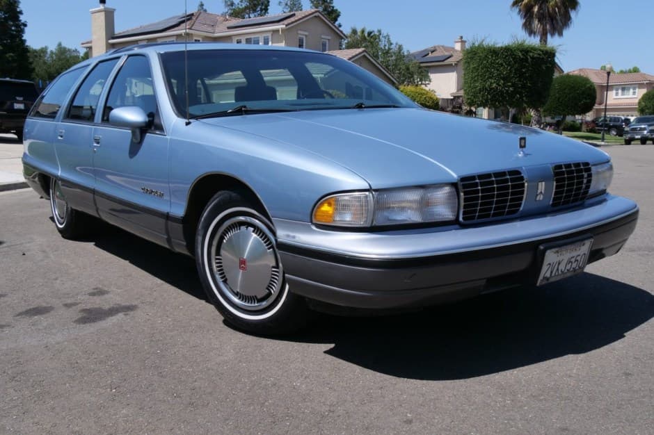 1991 Oldsmobile Custom Cruiser sold for $9,333