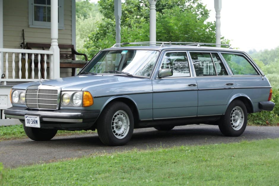 1985 Mercedes-Benz W123 sold for $36,750