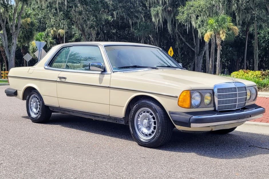 1982 Mercedes-Benz W123 sold for $9,300