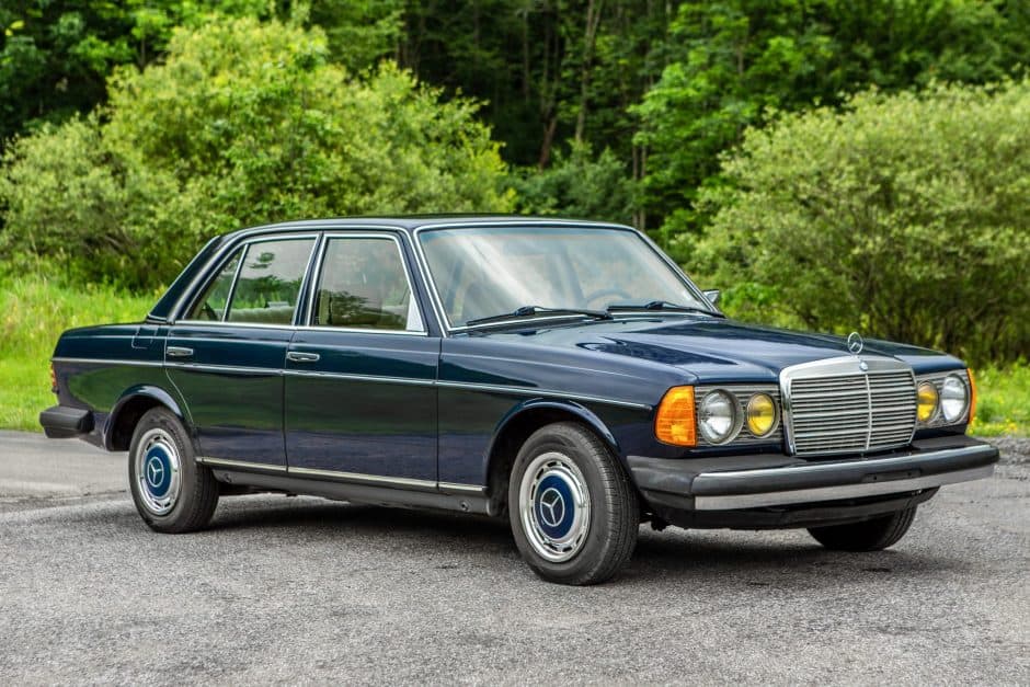 1982 Mercedes-Benz W123 sold for $11,000