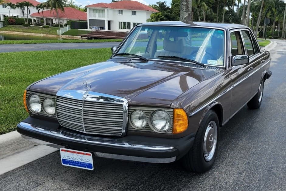 1979 Mercedes-Benz W123 sold for $8,100
