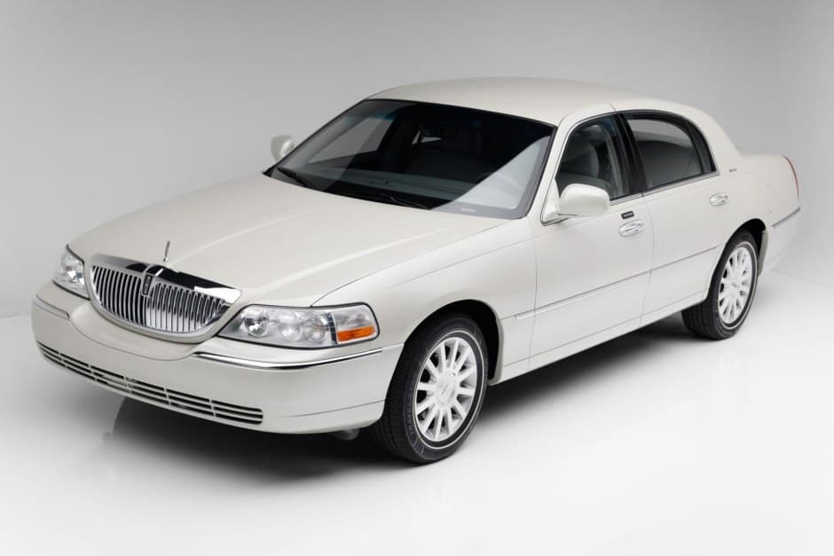2007 Lincoln Town Car sold for $18,249