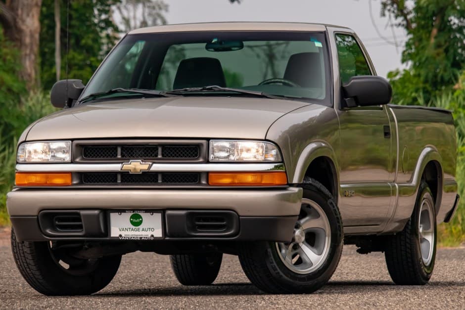 2002 Chevrolet S-10 (1994-2004) sold for $13,500