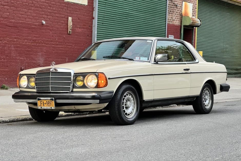 1980 Mercedes-Benz W123 sold for $6,000