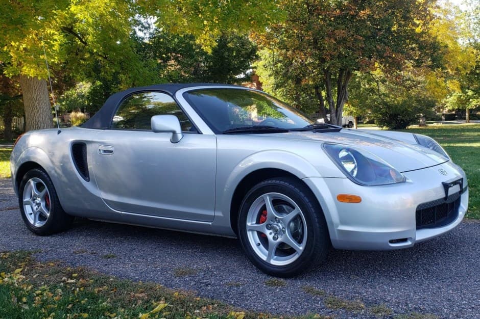 2001 Toyota W30 MR2 sold for $15,500