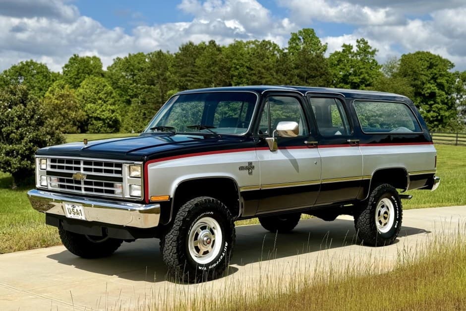 1985 Chevrolet Suburban (1973-1991) sold for $32,569