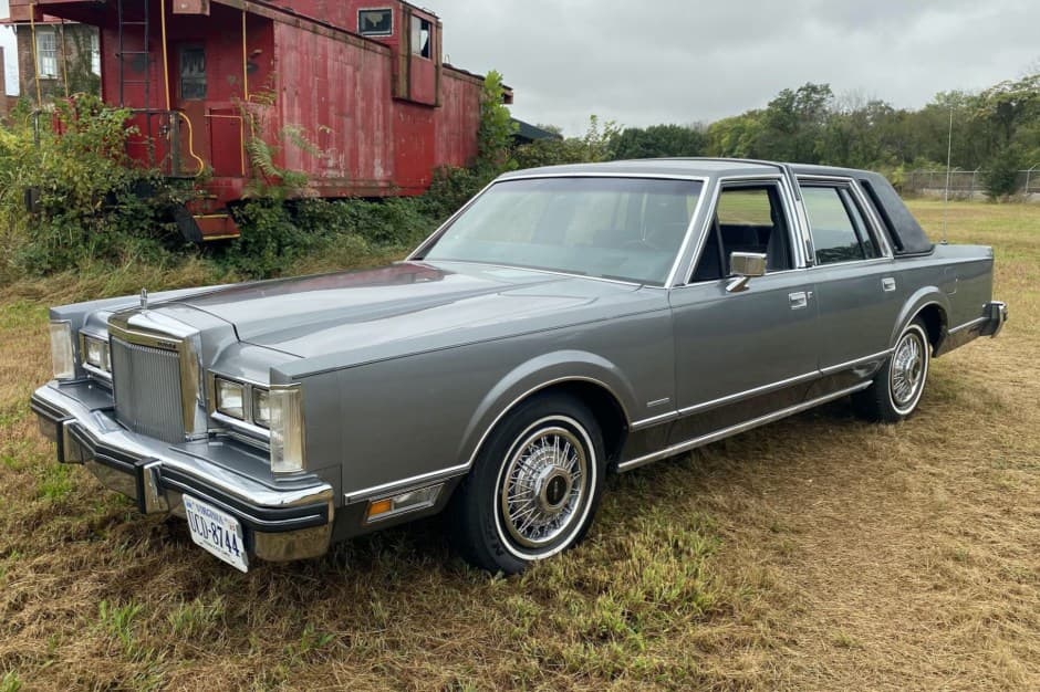 1983 Lincoln Town Car sold for $9,700