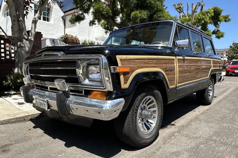 1988 Jeep SJ Grand Wagoneer sold for $16,000