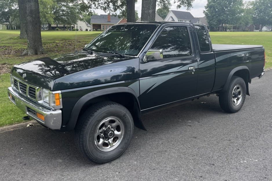 1994 Nissan Pickup sold for $15,027