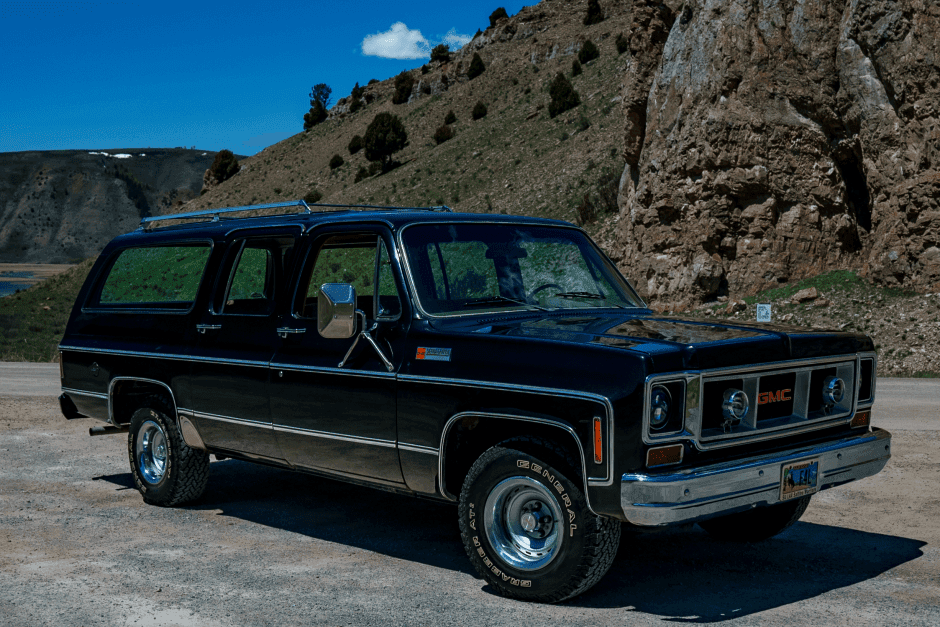 1974 GMC Suburban (1973-1991) sold for $15,750