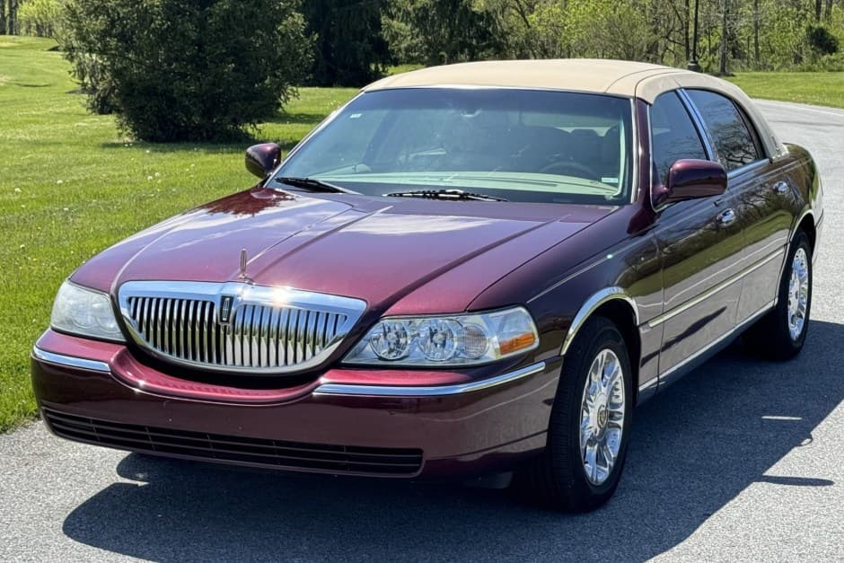 2007 Lincoln Town Car sold for $14,000