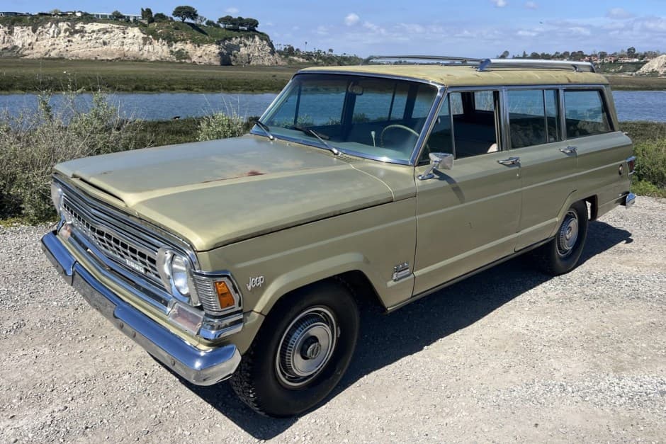 1971 Jeep SJ Wagoneer sold for $8,350