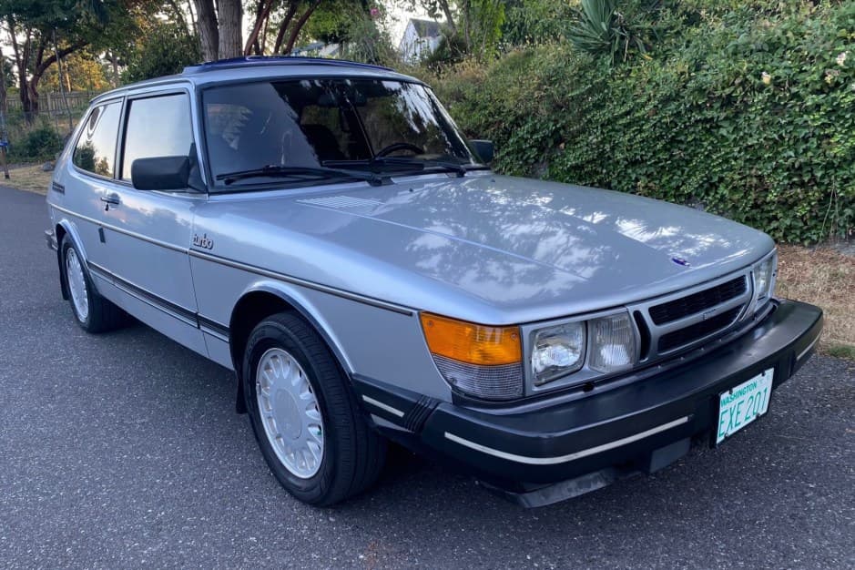 1985 Saab 900 sold for $13,900