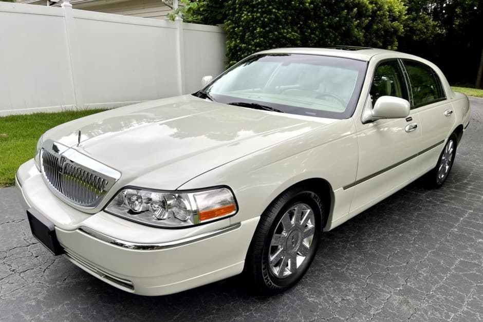 2007 Lincoln Town Car sold for $39,750