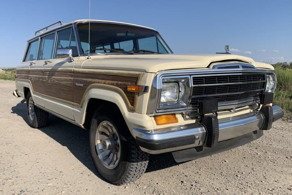 1986 Jeep SJ Grand Wagoneer sold for $7,600
