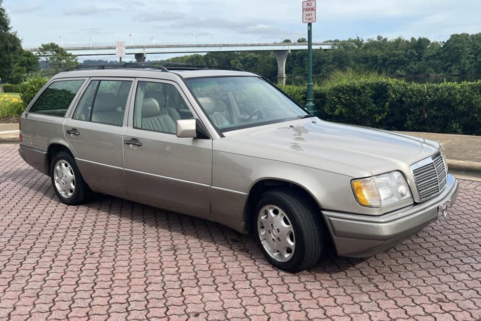 1995 Mercedes-Benz W124 E-Class sold for $8,124
