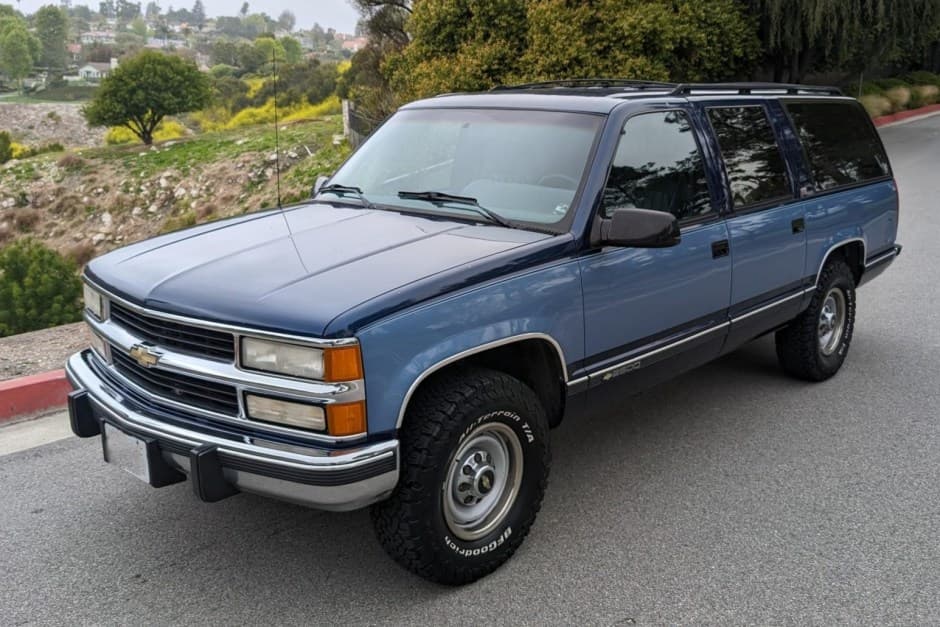 1994 Chevrolet Suburban (GMT400 1992-1999) sold for $9,219