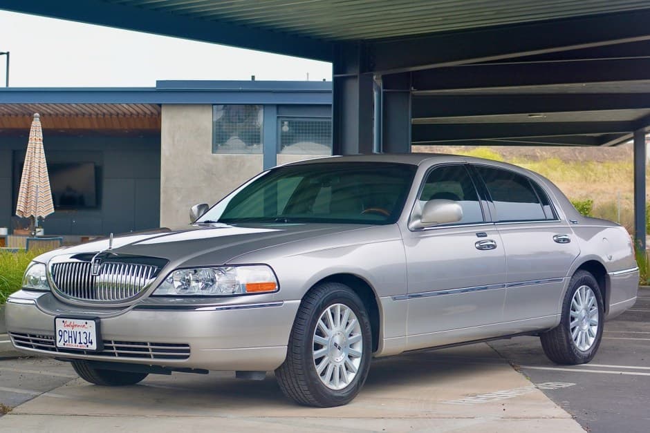 2008 Lincoln Town Car sold for $13,500