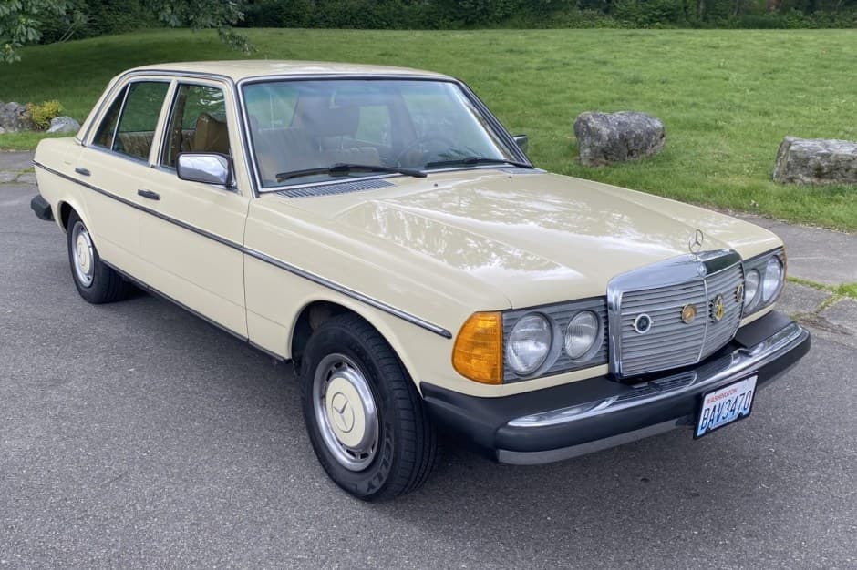 1977 Mercedes-Benz W123 sold for $7,700
