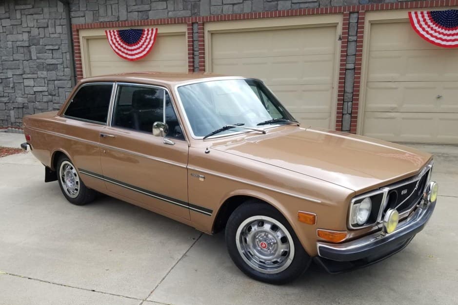 1971 Volvo 140 sold for $27,500